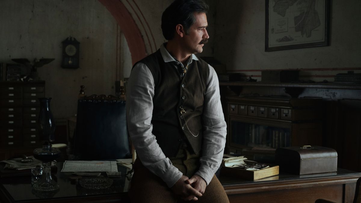 Manuel Garcia Rulfo in Netflix&#039;s Pedro Páramo