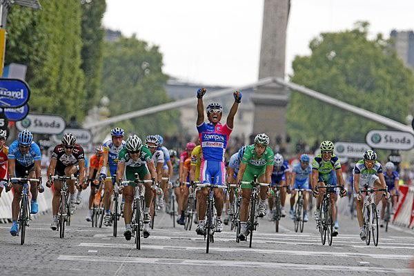 Bennati beats Hushovd (l, green/white) and Zabel (far left).