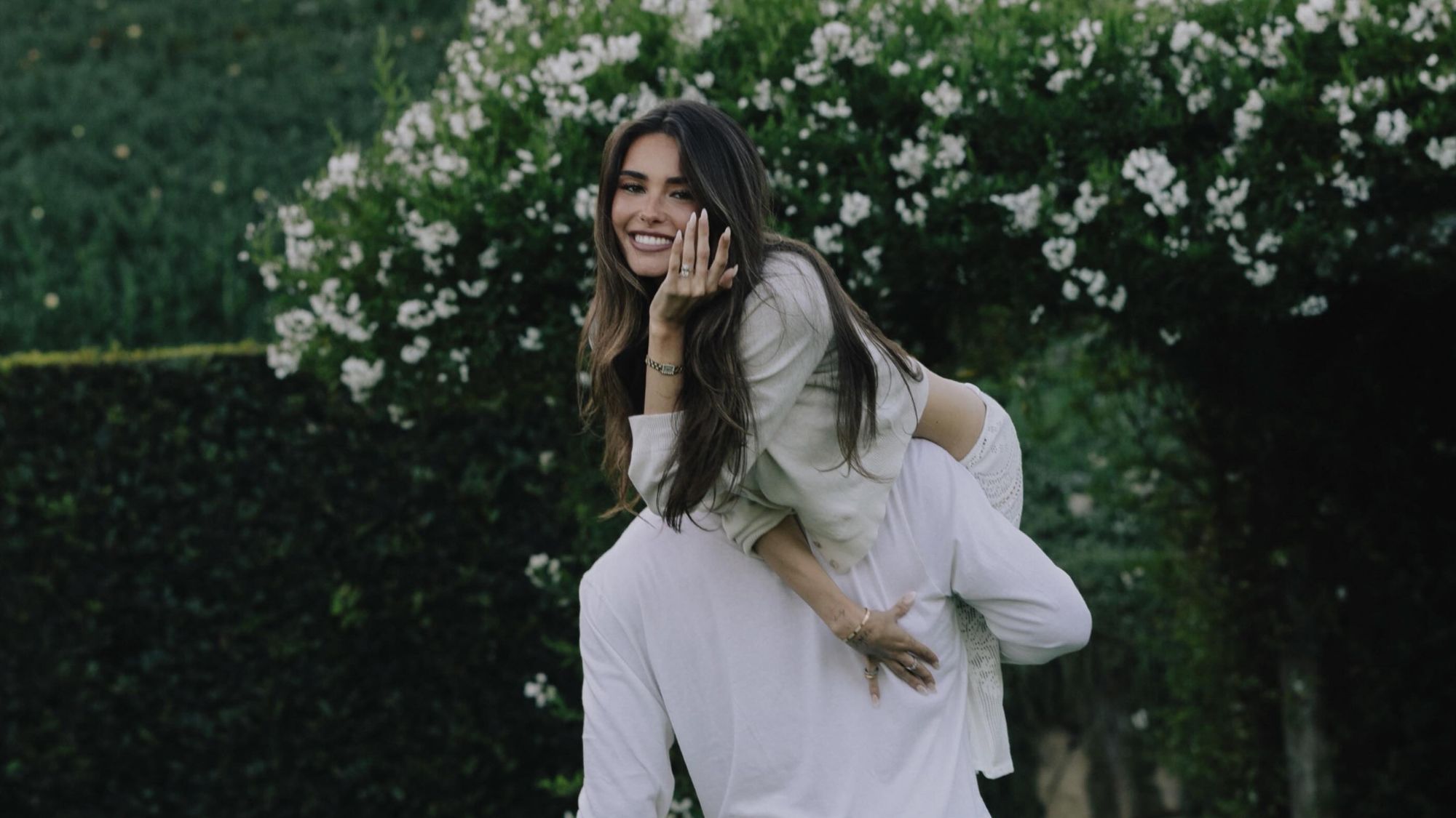 Not Glazed, Not Milky Pink—Fashion-Forward Brides-To-Be Are Cosigning This Retro-Chic Manicure