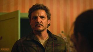 El Joel de Pedro Pascal mira molesto a una Ellie fuera de pantalla en The Last of Us temporada 1