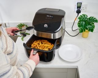 Real Homes Head of Reviews cooking thick-cut fries in Instant Pot Air fryer