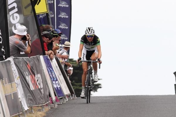 Gillow (GreenEDGE) toughs it out alone in the closing laps