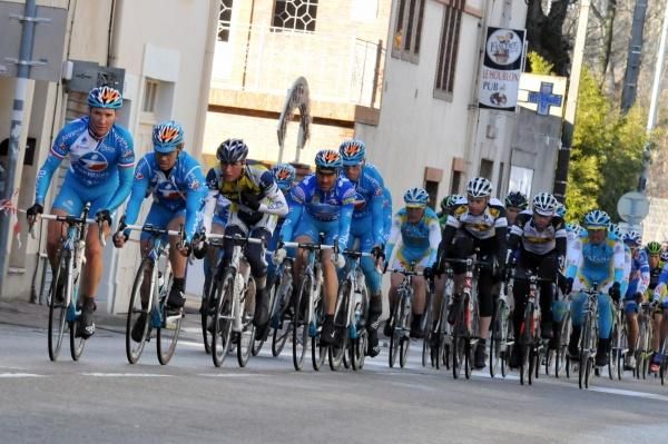 Bbox Bouygues Telecom riders lead the charge on the second of four finishing circuits.