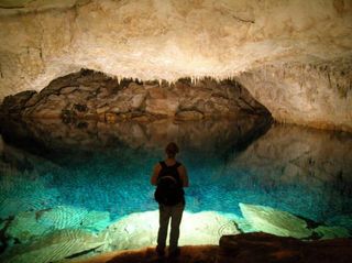 bermuda-crystal-cave-101005-02