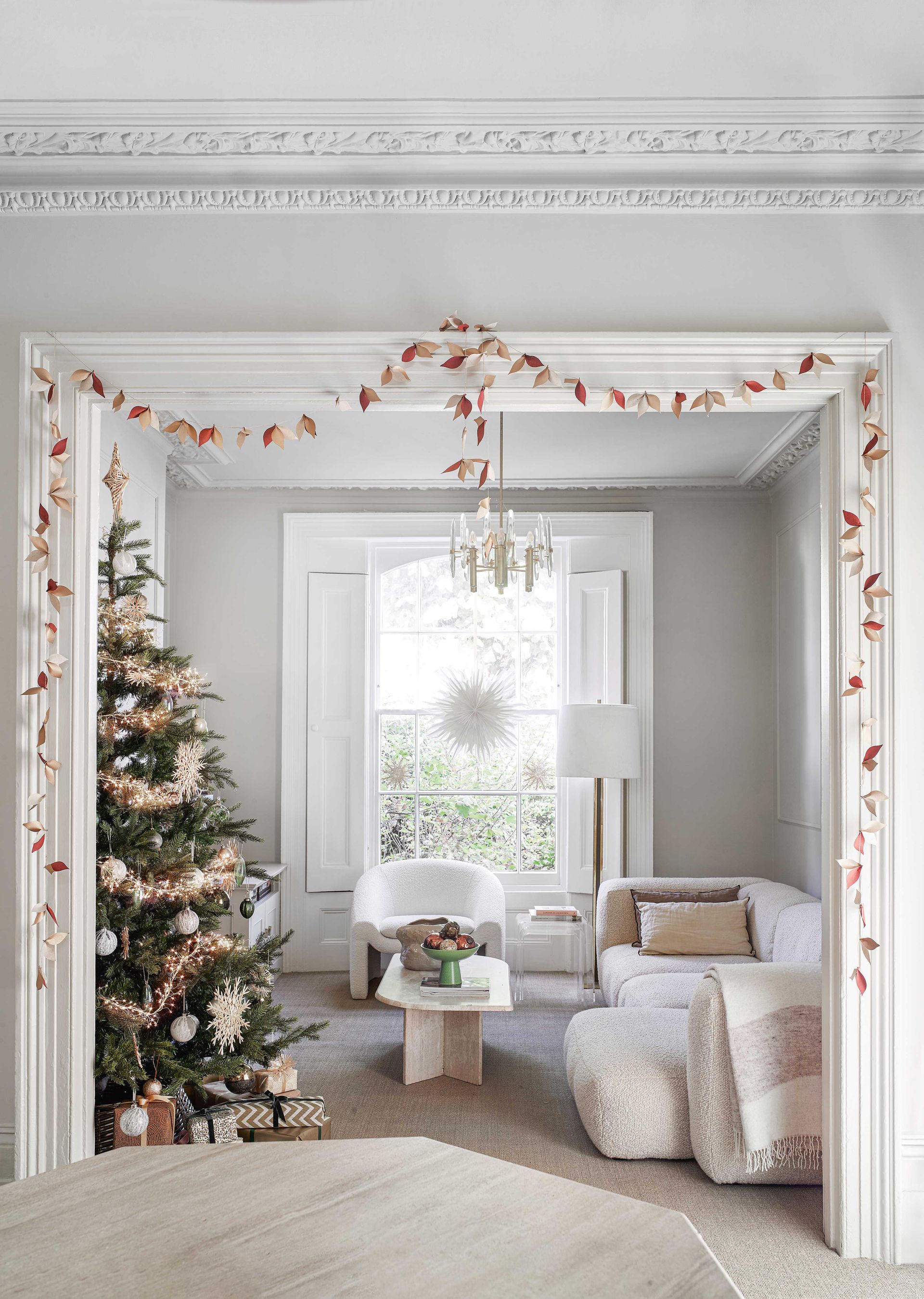 ένα μοντέρνο σαλόνι με ένα χριστουγεννιάτικο δέντρο