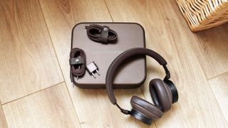 beoplay h95-hörlurarna med sina tillbehör