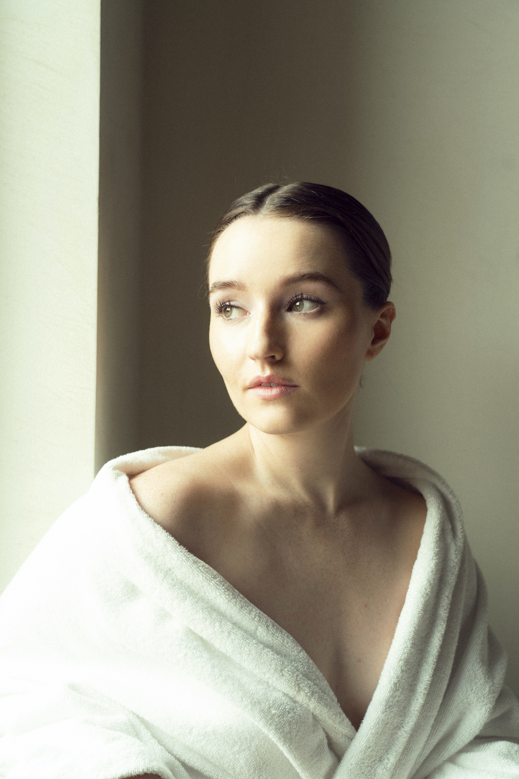 Kaitlyn Dever gets ready for the 2025 Venice Film Festival wearing Armani