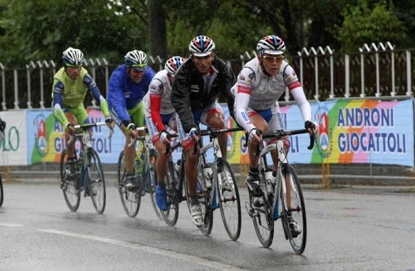 The leaders head towards the final climb of the day