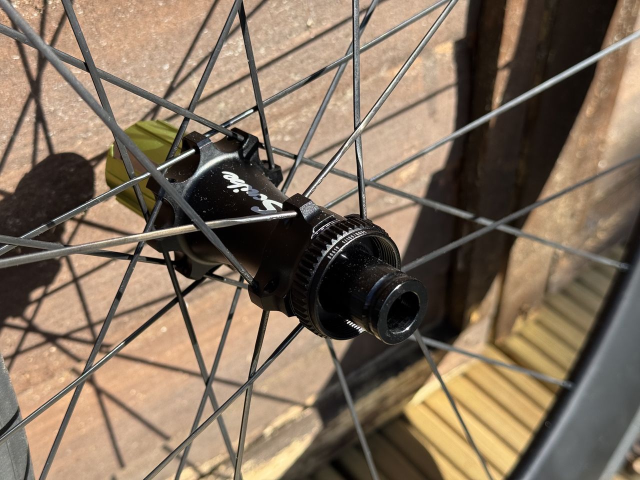 One-cross lacing on the rear non-drive-side