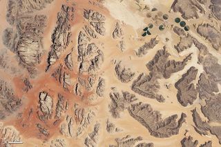 wadi-rum-jordan-landscape-110404-02