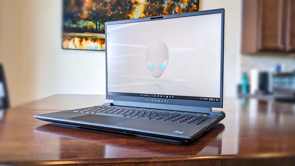 Alienware M18 R2 hero.