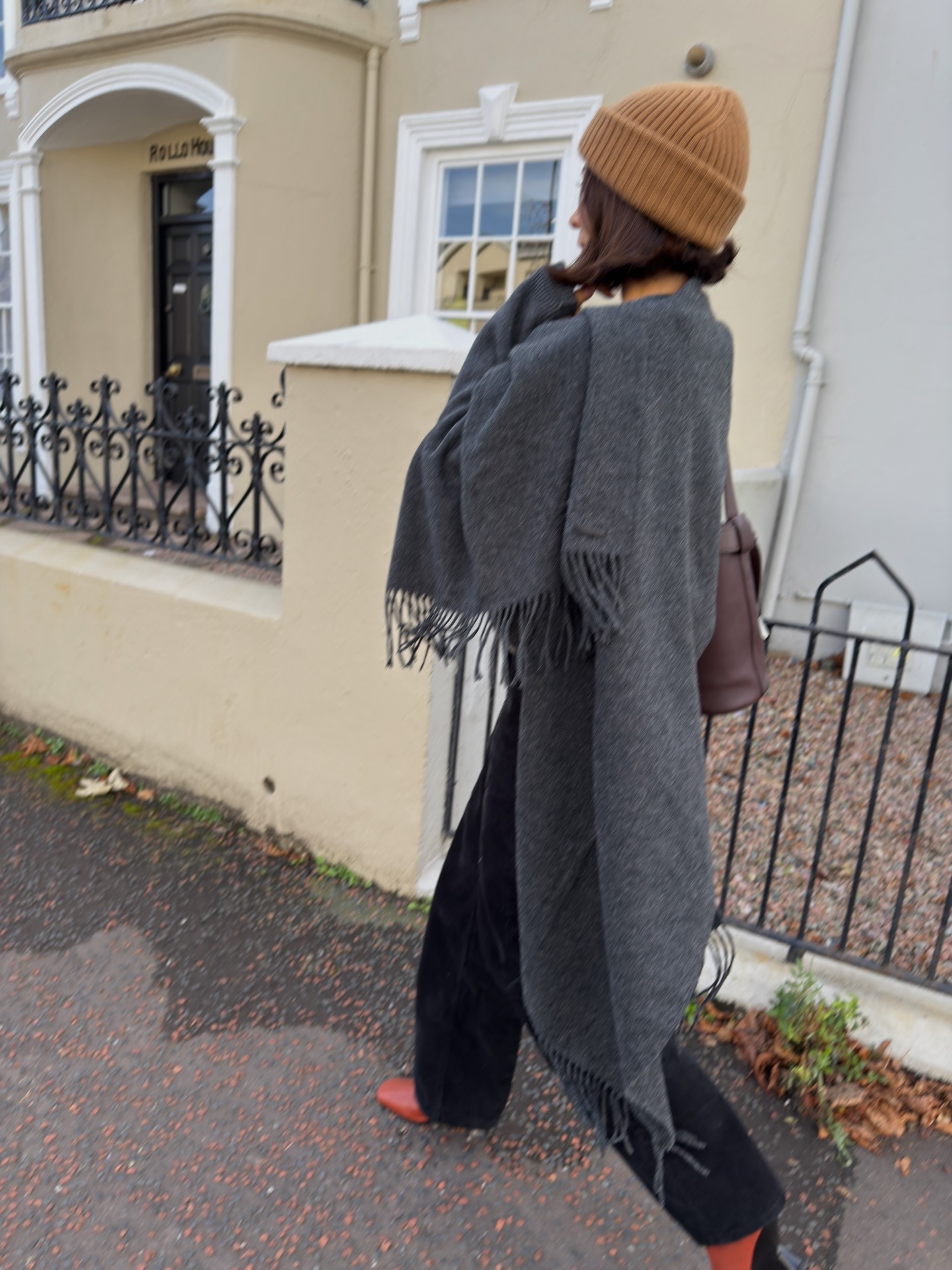 Marianne Smyth wears the corduroy trouser trend 2025. She wears black corduroy trousers.