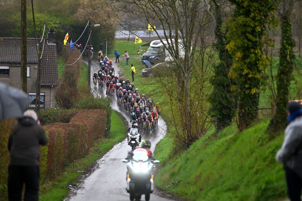 WEVELGEM BELGIUM MARCH 26 A general view of the peloton competing during the 12th GentWevelgem In Flanders Fields 2023 Womens Elite a 1625km one day race from Ypres to Wevelgem UCIWWT on March 26 2023 in Wevelgem Belgium Photo by Luc ClaessenGetty Images