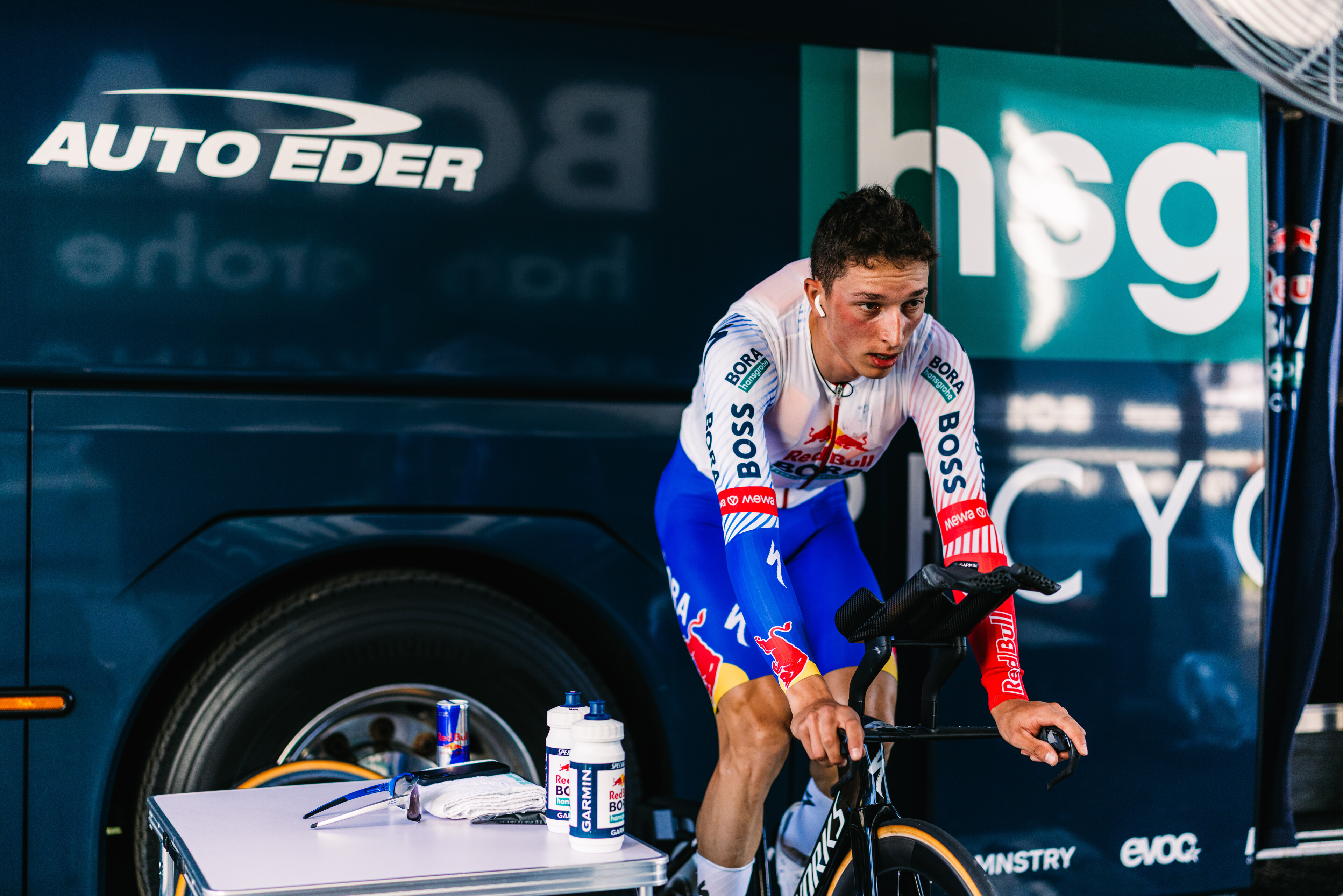 Florian Lipowitz warms up ahead of stage 13 at the 2025 Tour de France