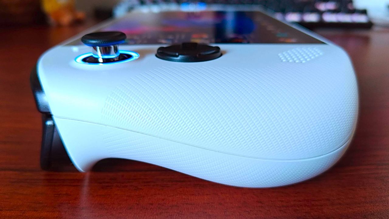 Side view of Lenovo Legion Go S with close up of textured grip and back curve