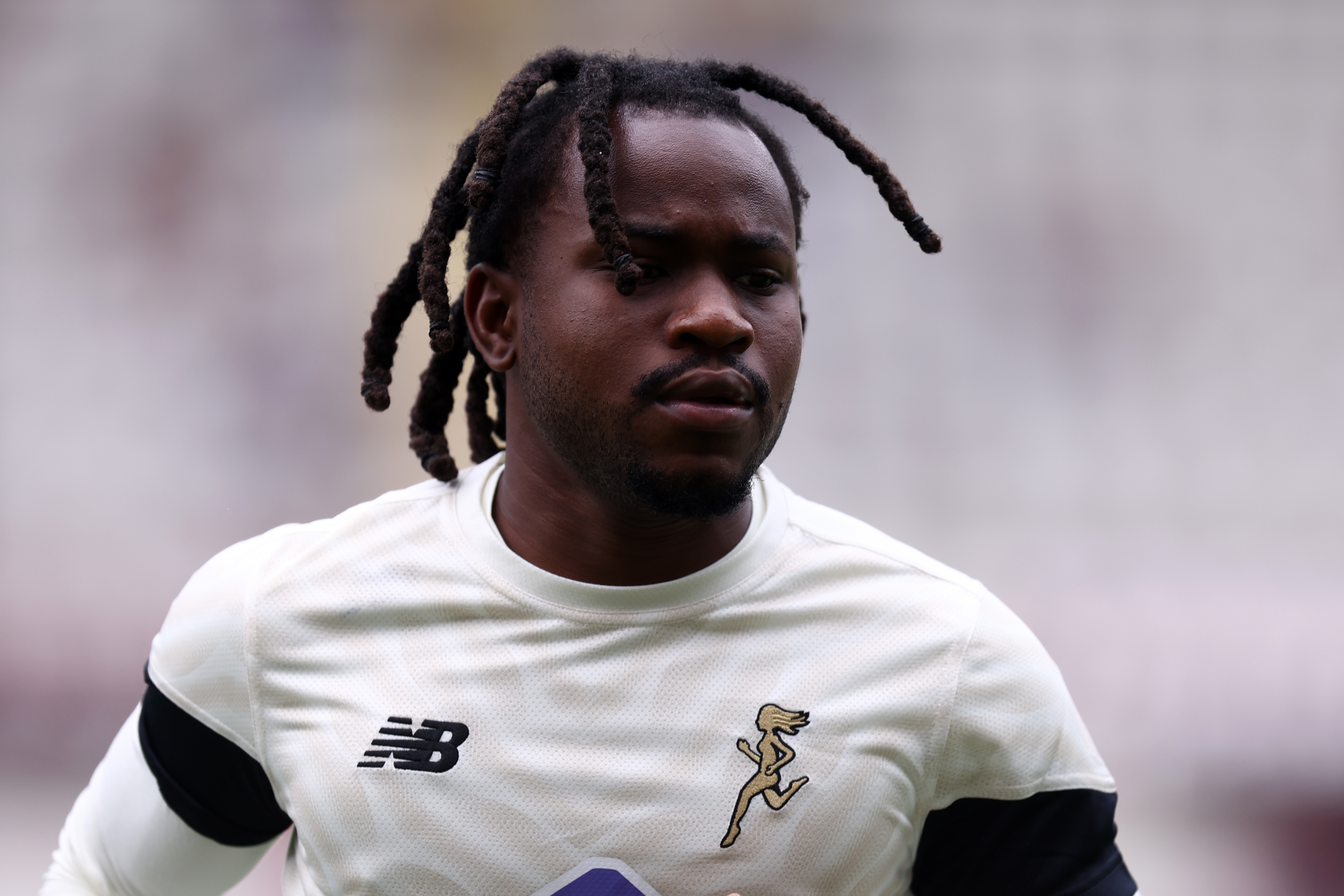 Ademola Lookman warms up for Atalanta