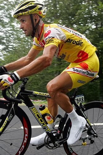 Christophe Rinero (Saunier Duval-Prodir) chases the front group.