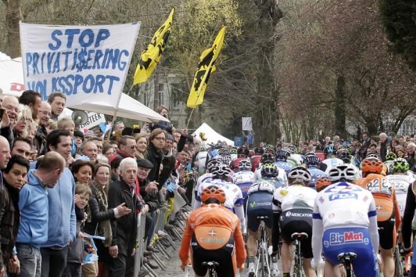 Anti-privatisation protesters on the side of the road