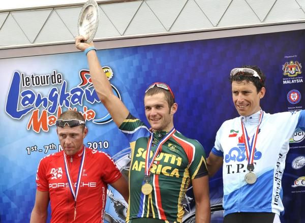 The stage podium: David Pell (3rd, Drapac Porsche), Jay Thompson (1st, South Africa) and Thomas Erler (3rd, Tabriz Petrochemicals)