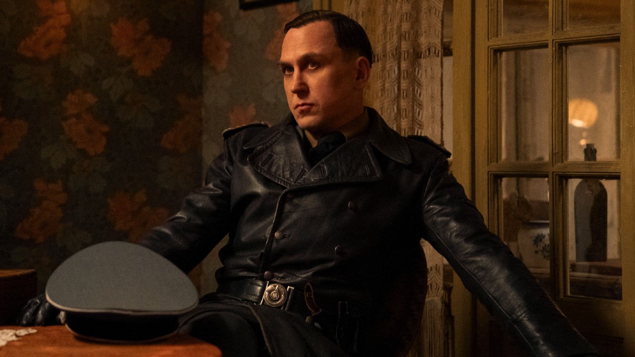 Reinhold von Rumpel (Lars Eidinger) glares in All the Light We Cannot See.