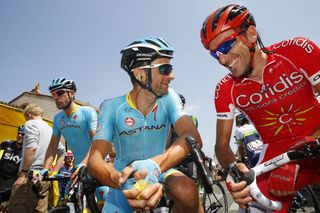 Michele Scarponi and Luis Angel Mate talk before the start
