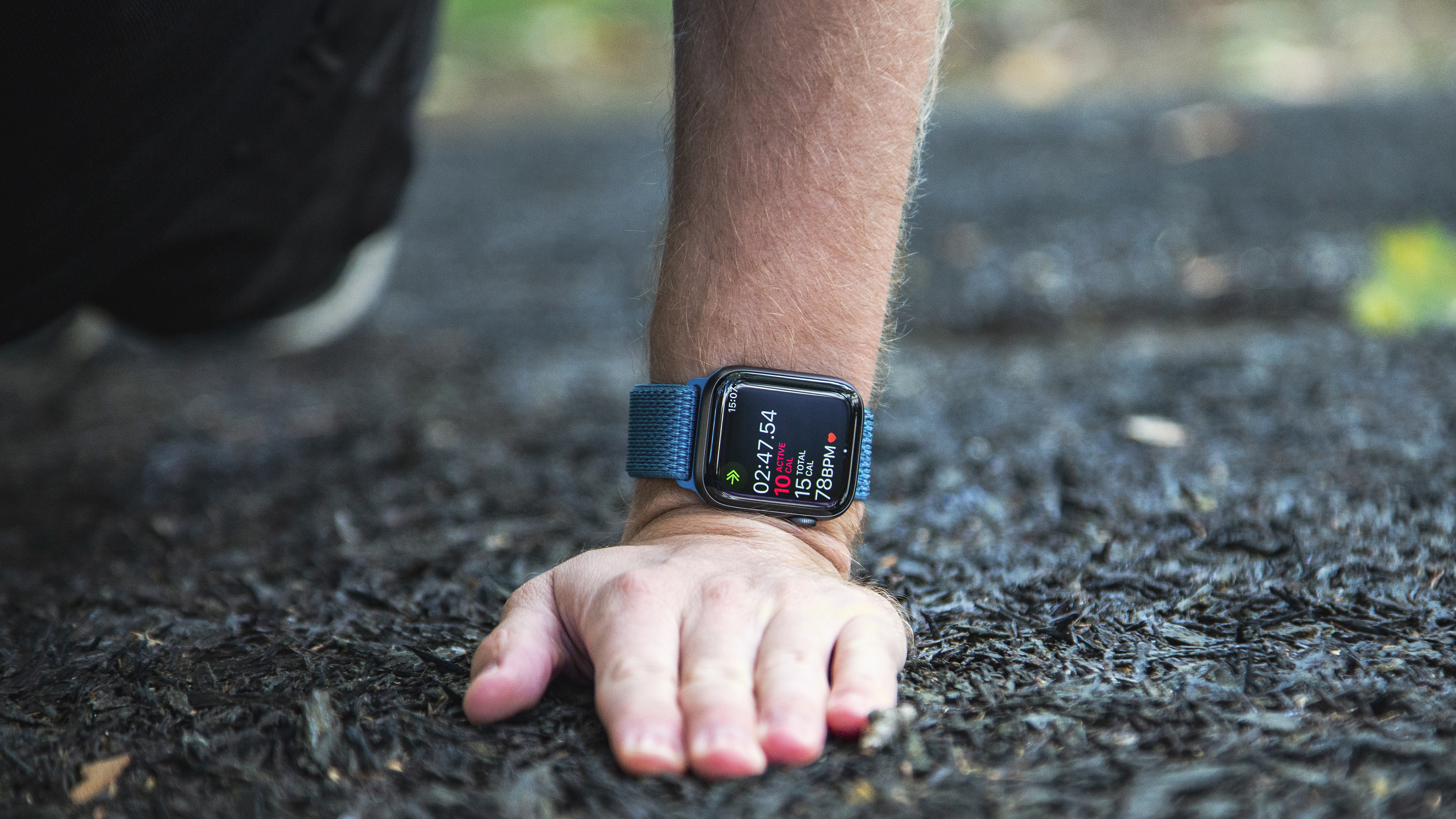 Apple Watch 4 en la muñeca cerca del suelo