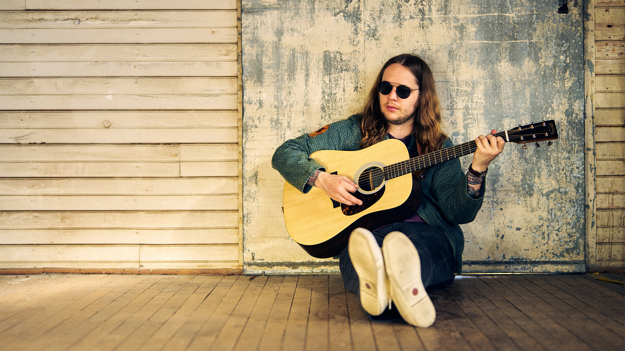 Billy Strings plays the Martin DX-2E Billy Strings acoustic electric
