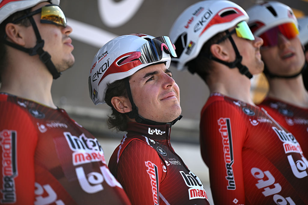 Jarno Widar com os companheiros do Lotto-Intermarché na Volta ao Algarve 2026