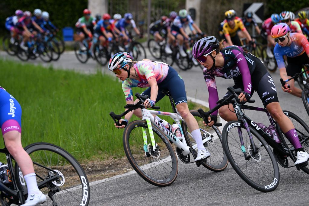 Trofeo Alfredo Binda peloton descending