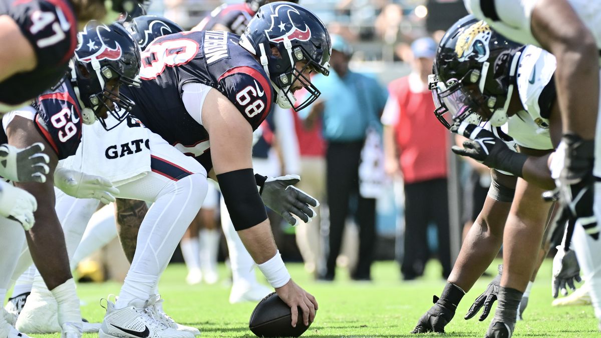 Jarrett Patterso prepares to snap the ball ahead of the Jaguars vs Texans live stream