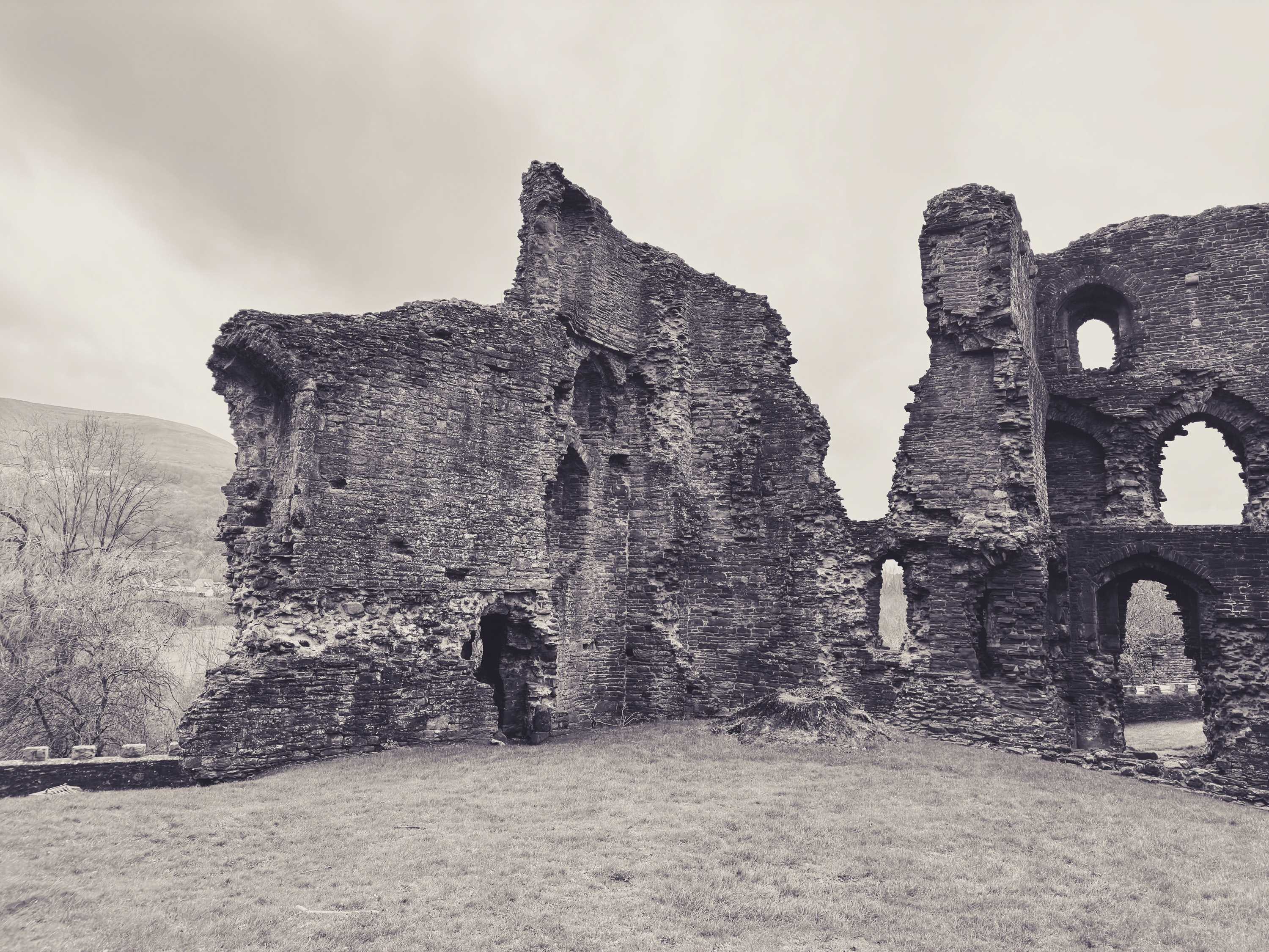 Monochrome photo of old ruins, taken using the iPhone 15 Pro Max with Fjorden grip