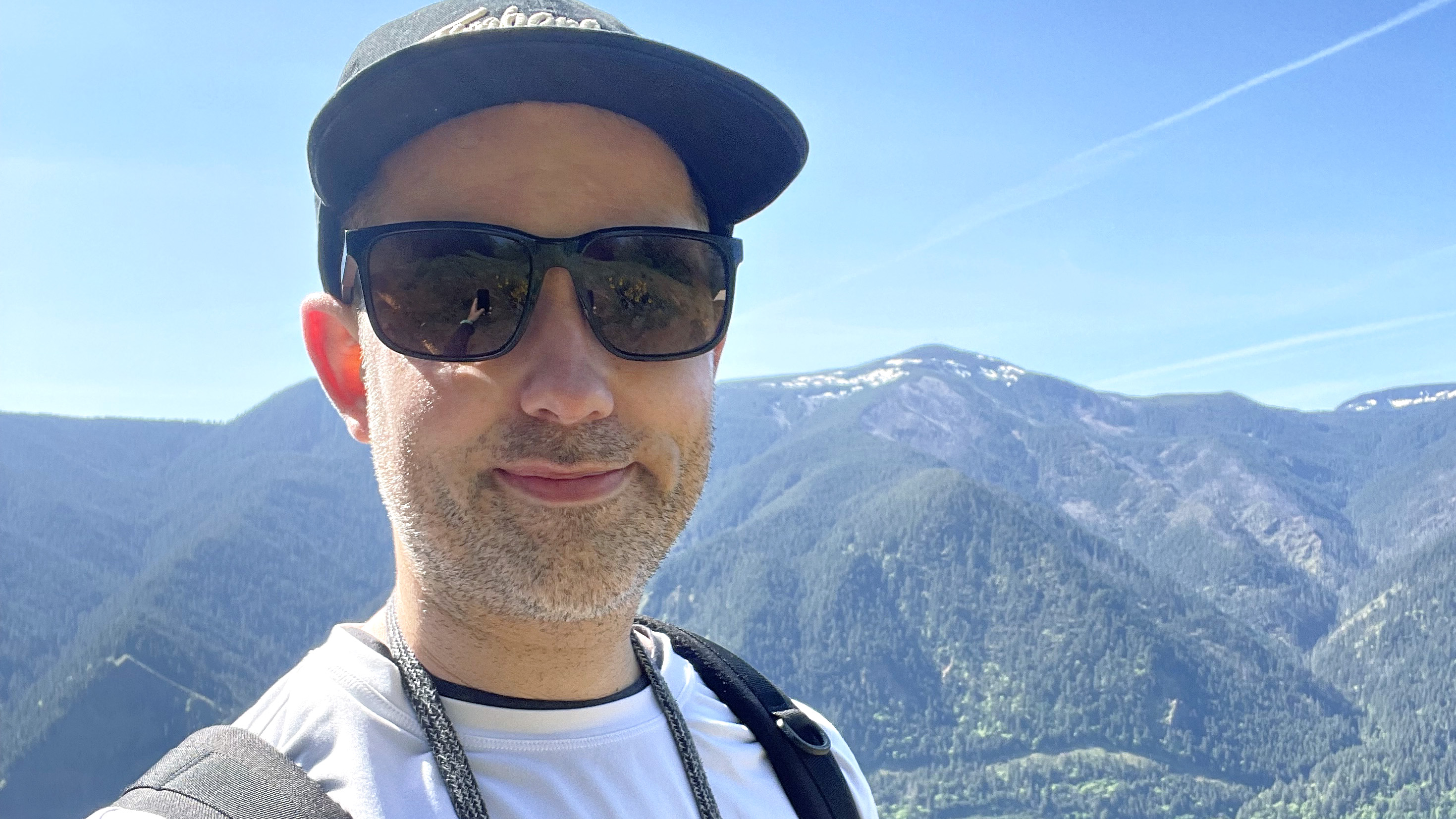 Penulis Dan Bracaglia Mengenakan Kacamata Timberland Earthkeepers di atas gunung di dekat Gorge Sungai Columbia di Negara Bagian Washington