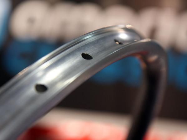American Classic's new all-mountain rim is 28mm wide (outside-to-outside) and yet supposedly weighs just 390g in 26" form. Complete wheels will weigh as little as 1,546g per pair.