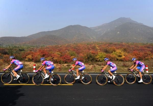 Lampre-ISD lead the chase of the break