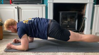 Harry Bullmore performing a frog plank
