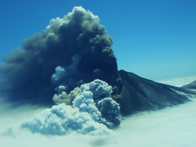 Alaska&#039;s Pavlof volcano erupts in 2013, shooting a plume of ash into the air. A steam plume from melting snow and ice can also be seen.