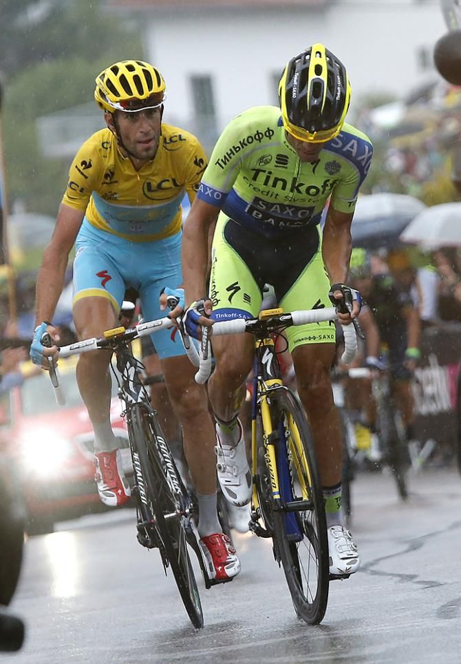 Contaodr attacks Nibali on the final climb