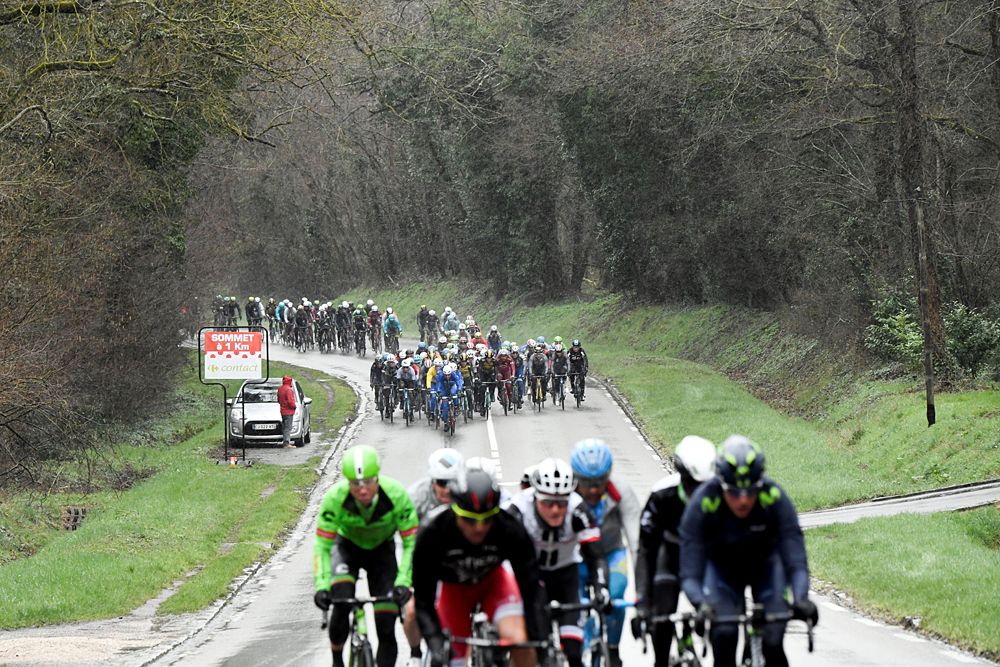 On stage 2 of Paris-Nice, the peloton split up into echelons
