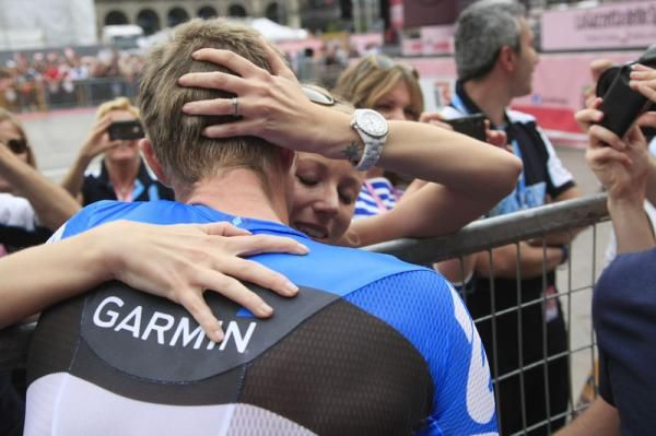 Ryder Hesjedal (Garmin - Barracuda) greets his wife after his time trial