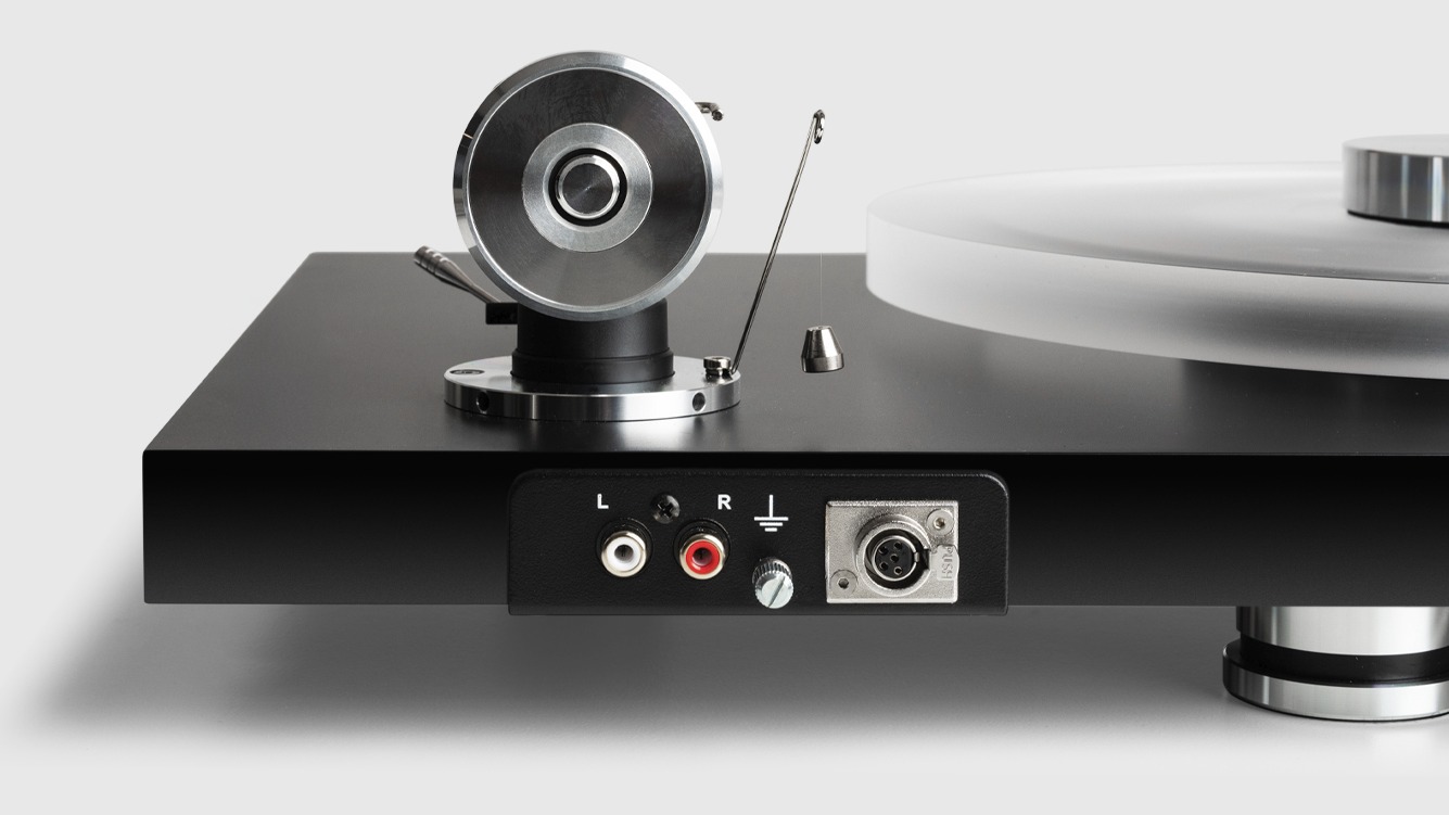 Outputs on the Pro-Ject Debut Reference 10 turntable