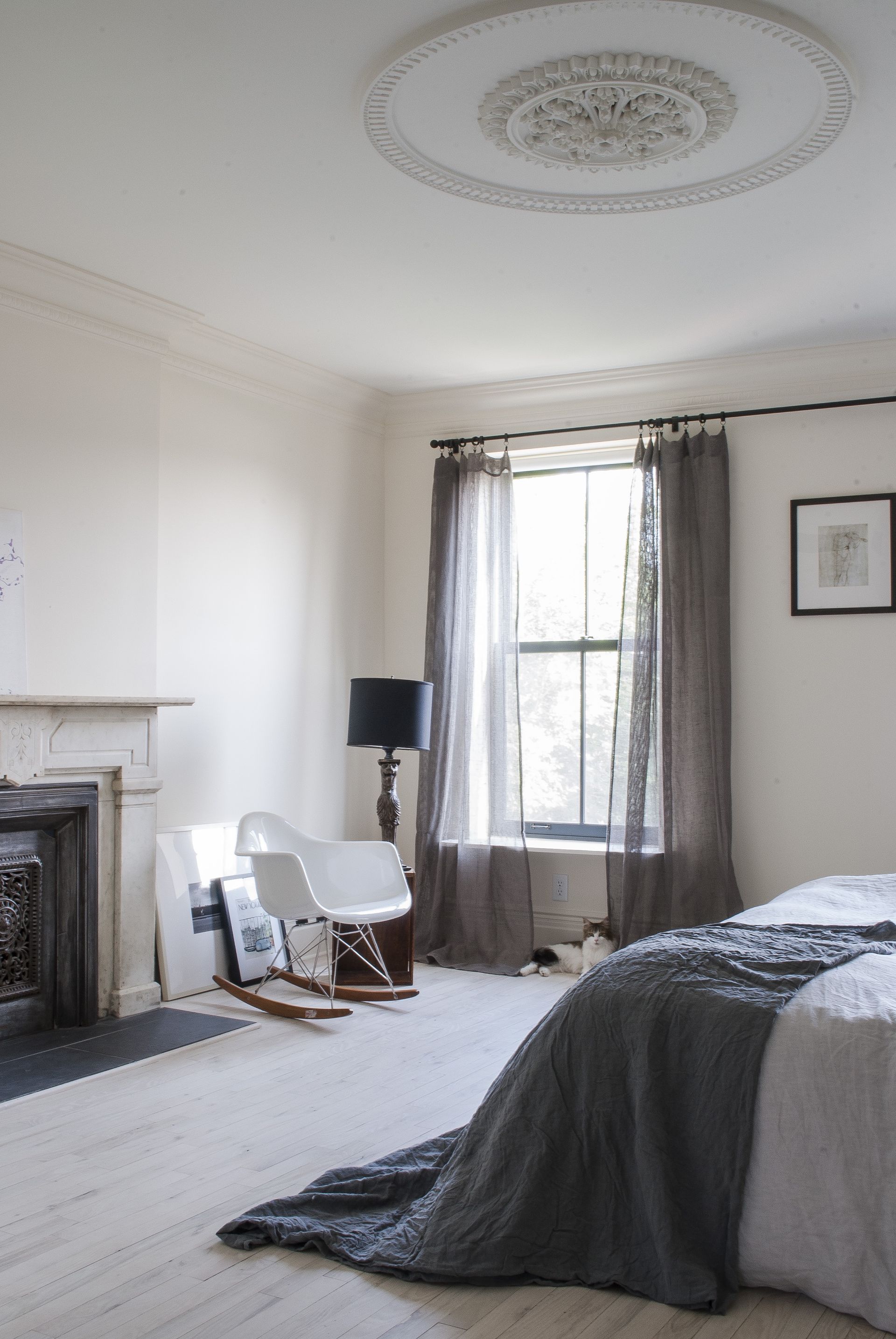 A beautiful round ceiling design in a bedroom