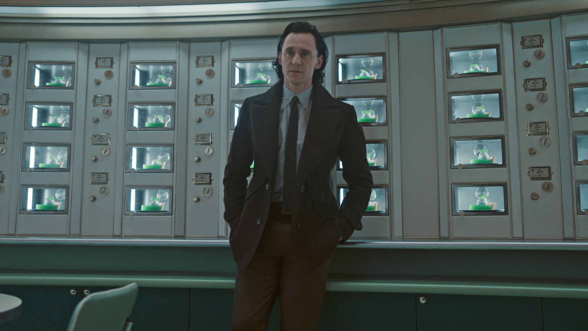 Ο Loki ακουμπάει σε ένα γραφείο στο TVA στη 2η σεζόν του Loki