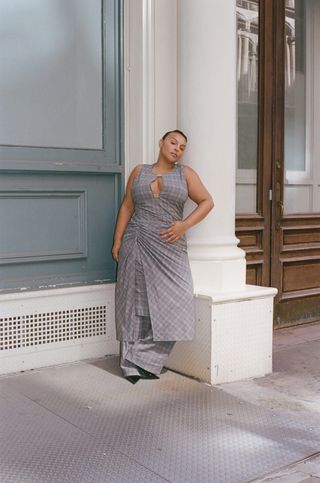 Foto model Paloma Elsesser berpose di depan kolom