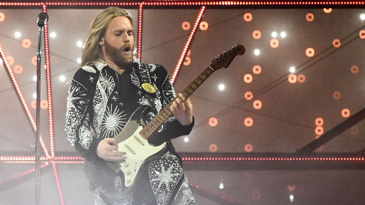 Sam Ryder playing the guitar during the Eurovision 2022 Grand Finale.