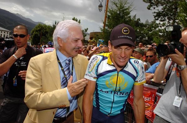 Lance Armstrong chats with Diquigiovanni manager Gianni Savio prior to the start of stage 17.