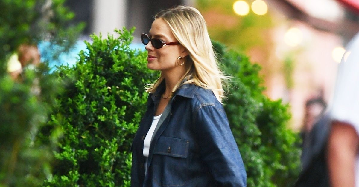 Margot Robbie Wore Ballet Flat Mules With Jeans in NYC | Who What Wear