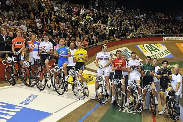 Riders after a moment's silence for Dimitri De Fauw.