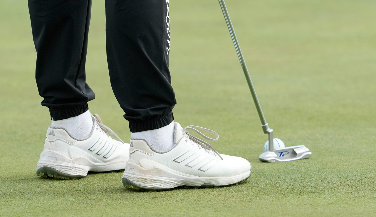 Charley Hull stands over a putt