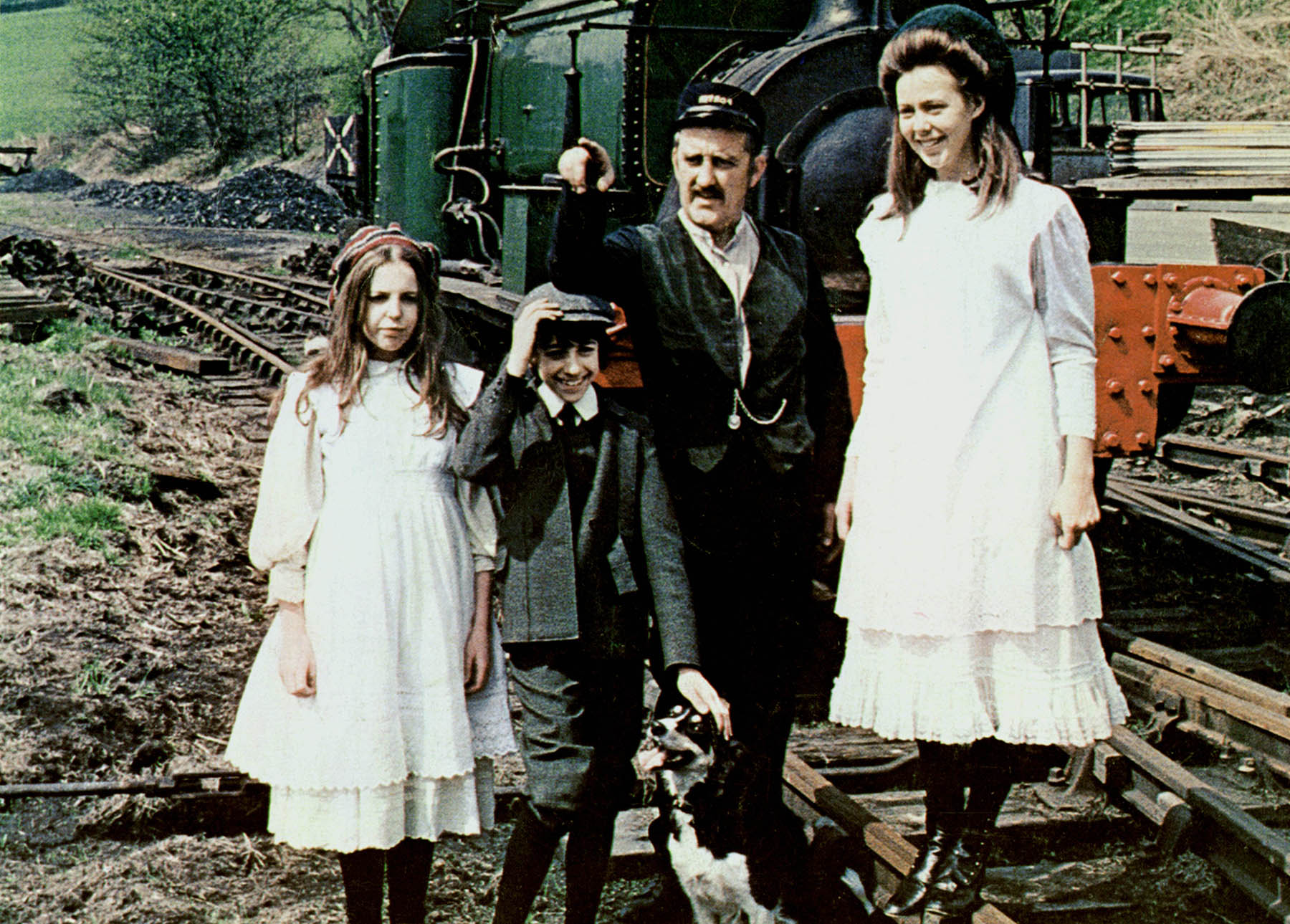 The Railroad Children interpreta a Bernard Cribbins con Jenny Agutter (derecha), Gary Warren y Sally Thomsett.