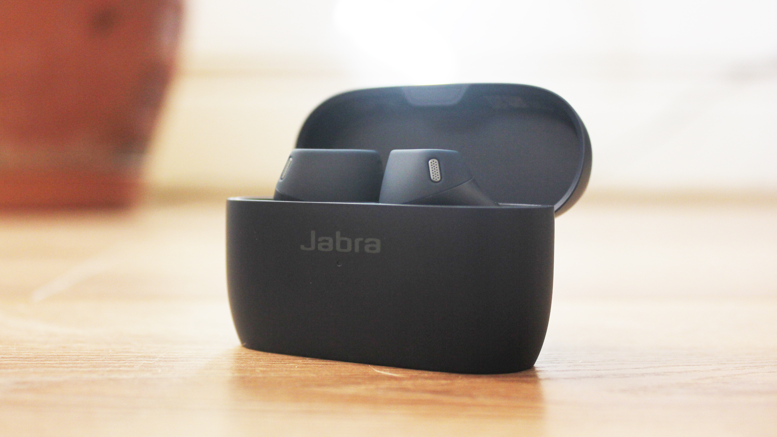 the jabra elite 4 active in their charging case